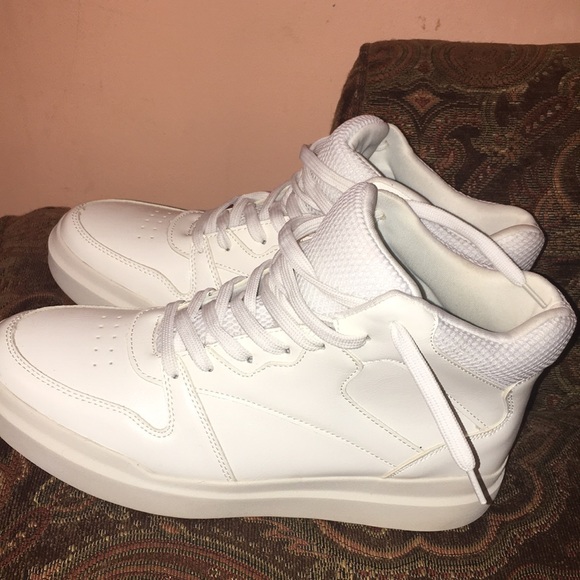 Selling white pear of shoes called BriX - Picture 1 of 3